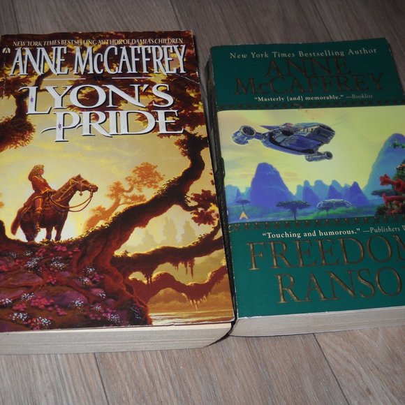 VINTAGE ANNE MCCAFFREY BOOKS - Picture 3 of 7